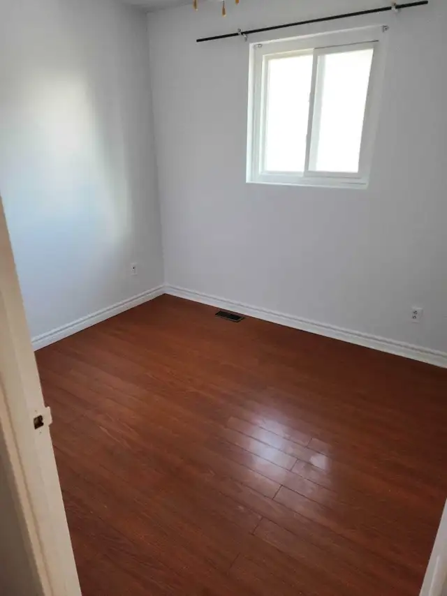 $2400 - 3 Bedroom Upper Level Semi Brampton - Photo 9