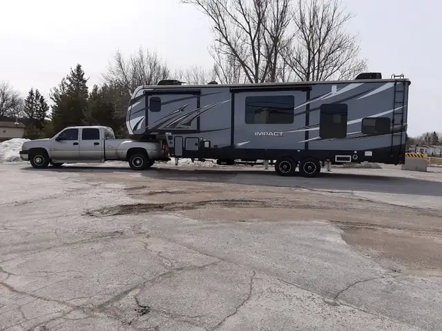 For Sale:2017 Keystone Impact 5th wheel toy hauler 36 ft.