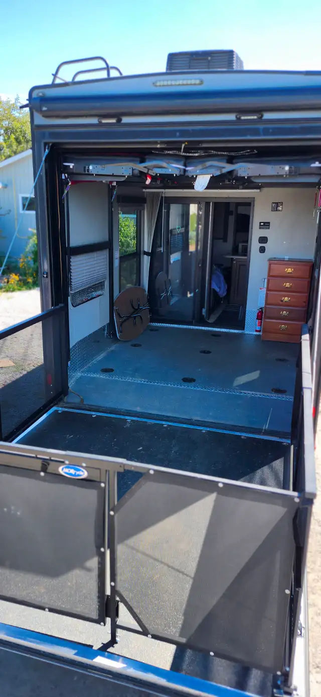 For Sale:2017 Keystone Impact 5th wheel toy hauler 36 ft. - Photo 3