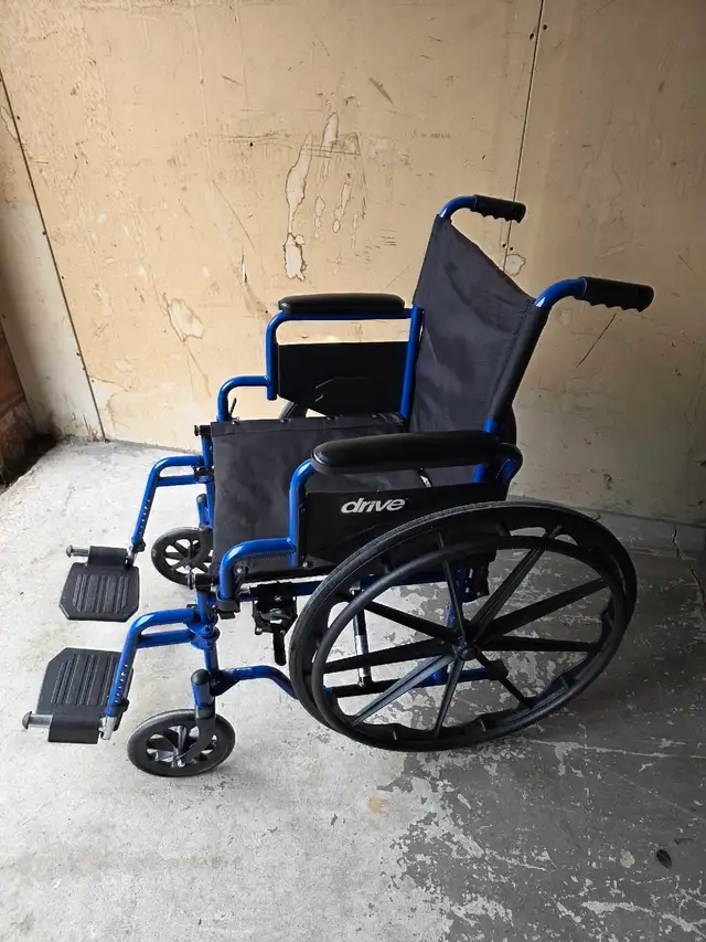 Drive Blue Streak Wheelchair, 18' seat