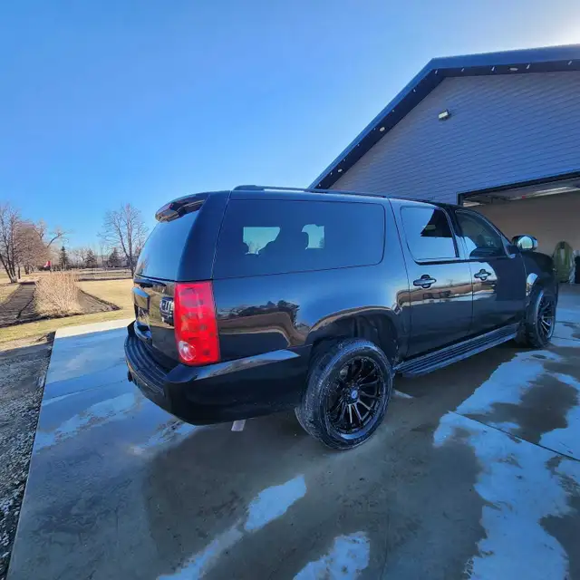 2014 Yukon XL 9 seater - Photo 2