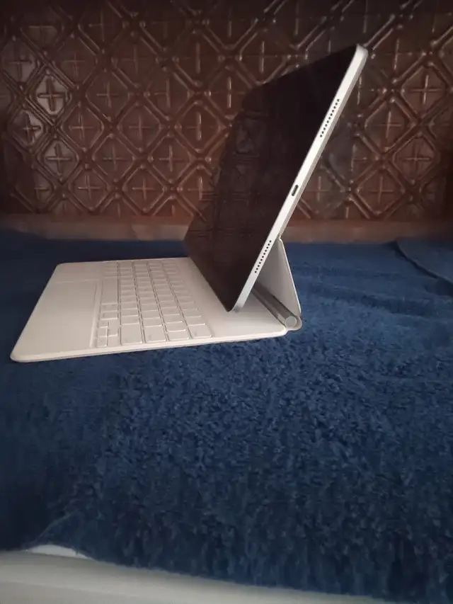 IPad 12.9 , 5th Generation , WiFi , 1Tb , Magic keyboard