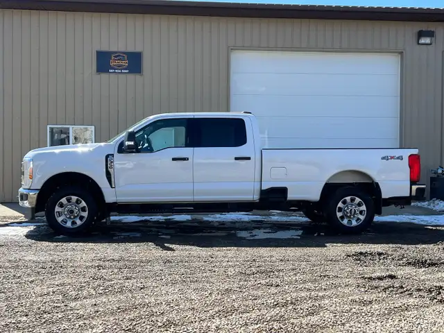2023 Ford F-350 XLT 7.3L - Photo 3