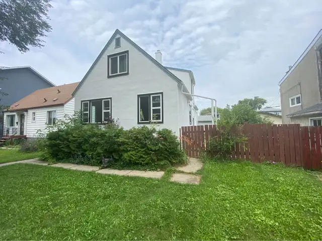 For Sublease – Bright Main Floor Near UoA 8Beds 3Baths