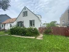 For Sublease – Bright Main Floor Near UoA 8Beds 3Baths