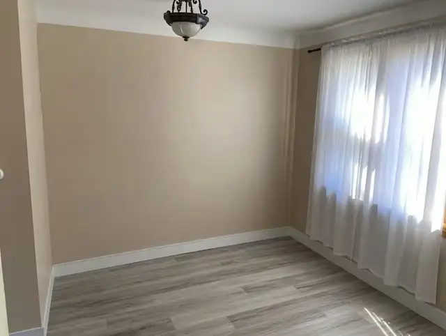 For Sublease – Bright Main Floor Near UoA 8Beds 3Baths - Photo 2