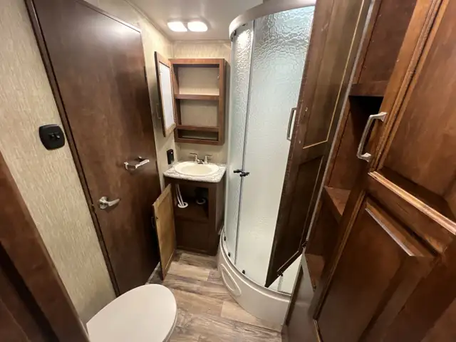2017 Keystone Outback 332FK, FRONT KITCHEN & DINETTE SPACIOUS - Photo 26