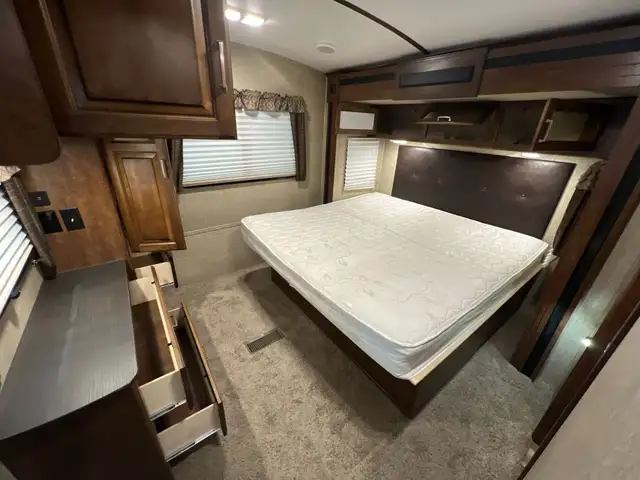 2017 Keystone Outback 332FK, FRONT KITCHEN & DINETTE SPACIOUS - Photo 30