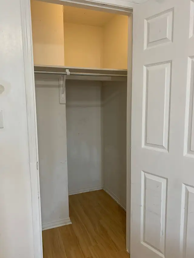 First floor room in sharing for rent, steps to Seneca@york $600. - Photo 4