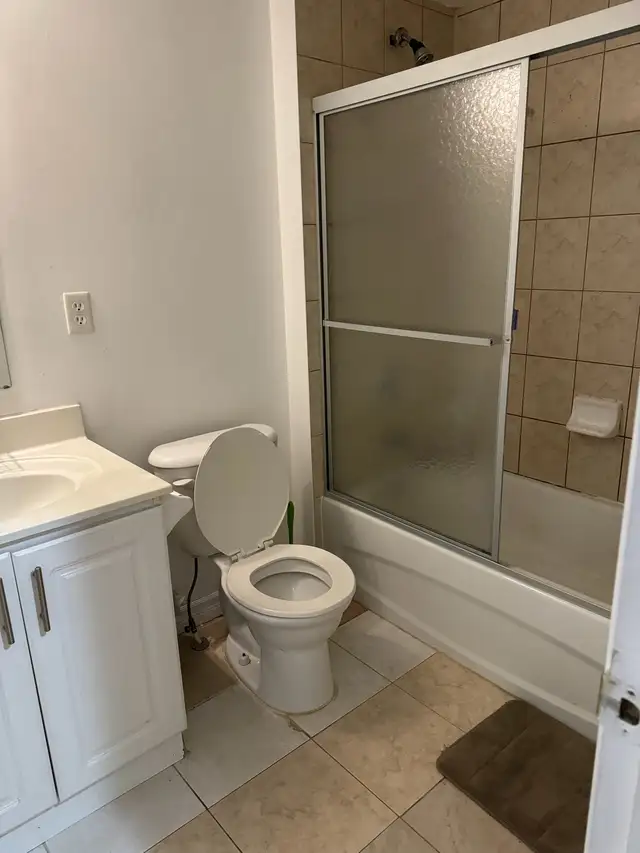 First floor room in sharing for rent, steps to Seneca@york $600. - Photo 5