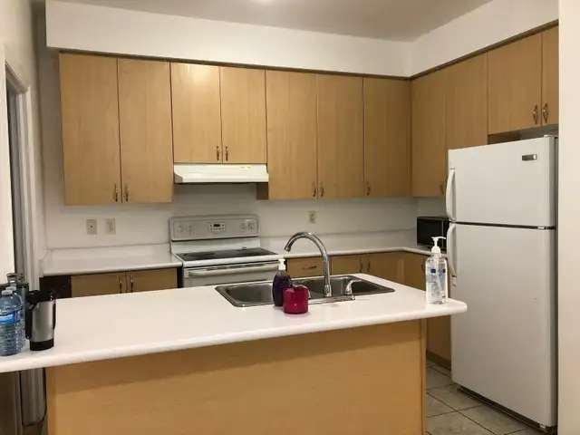 First floor room in sharing for rent, steps to Seneca@york $600. - Photo 8