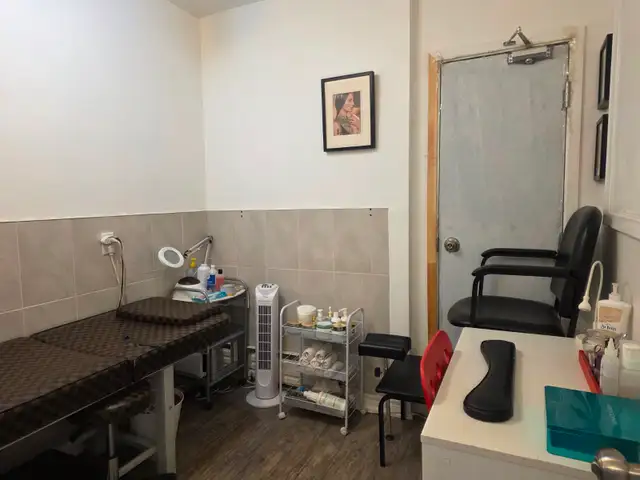 Commercial Retail Space In Toronto! - Photo 2