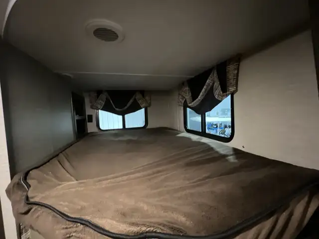 2018 KEYSTONE BULLET 272BHS, BUNKS, REAR BATHROOM, SECOND ACCESS - Photo 35