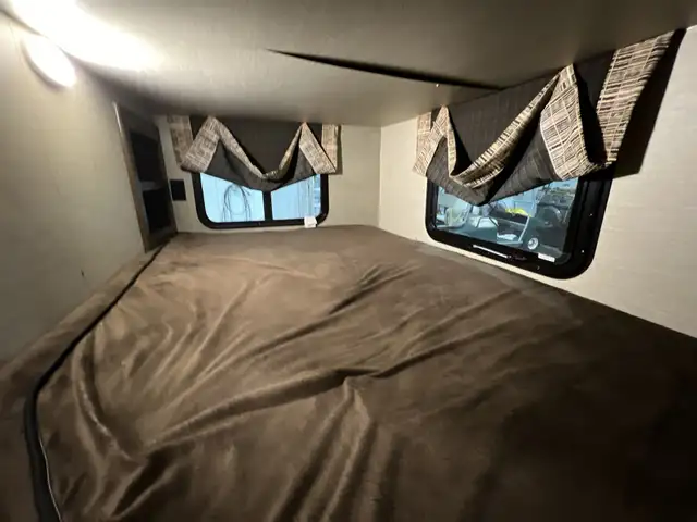 2018 KEYSTONE BULLET 272BHS, BUNKS, REAR BATHROOM, SECOND ACCESS - Photo 36