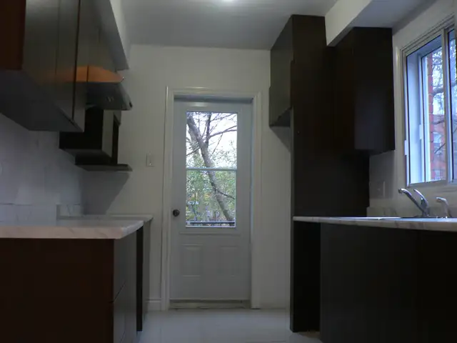 NDG 3Bed1bath   office spacious apartment -2nd floor Duplex - Photo 8