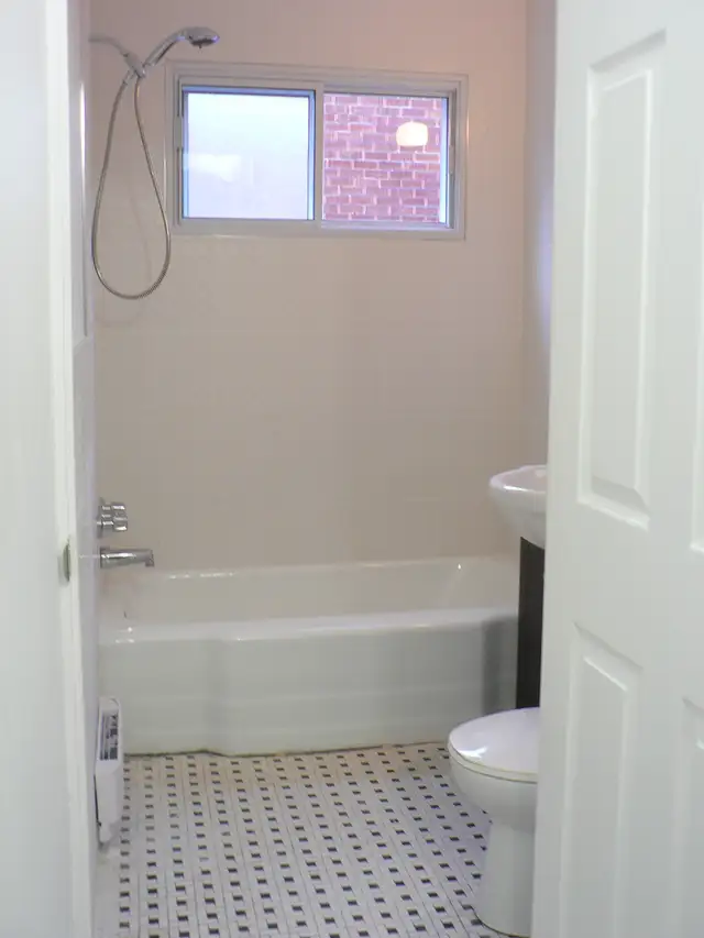 NDG 3Bed1bath   office spacious apartment -2nd floor Duplex - Photo 9