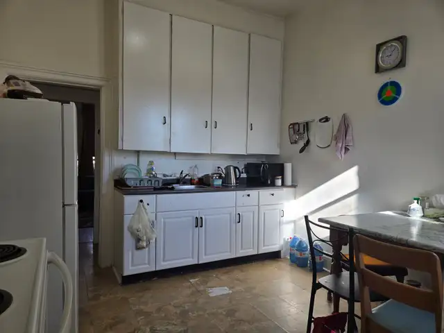 2 bdrm 1 bath upper unit with 2 entrances - Photo 2