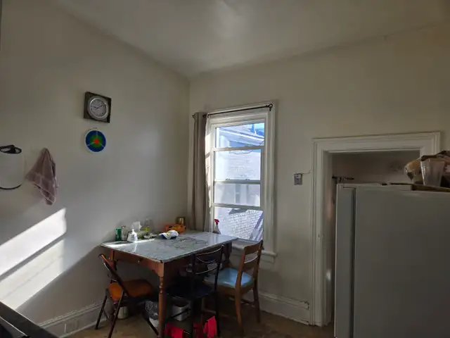 2 bdrm 1 bath upper unit with 2 entrances - Photo 3