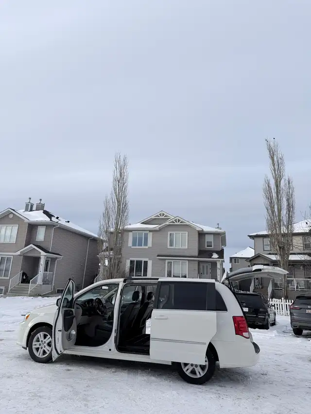 2012 Dodge Caravan – Clean, Reliable, Ready to Drive - Photo 4