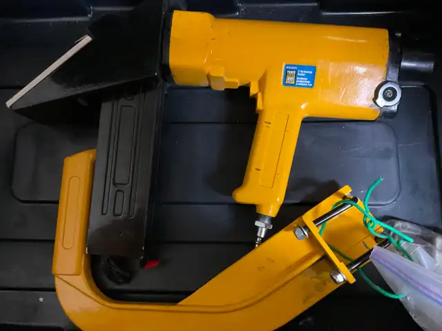 FLOORING STAPLER