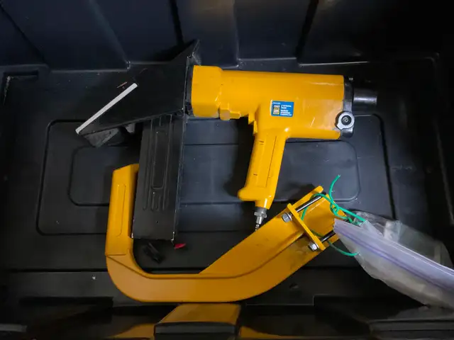 FLOORING STAPLER - Photo 2
