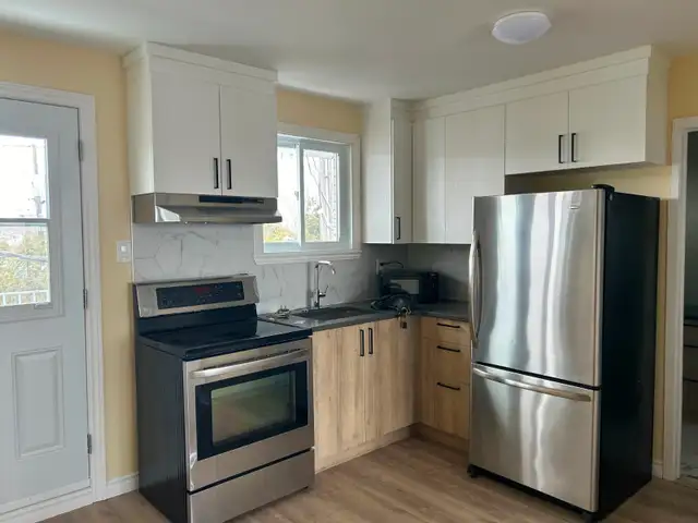 3 1/2, entièrement rénové, poêle frigo inclus, 1075$ 1er juin