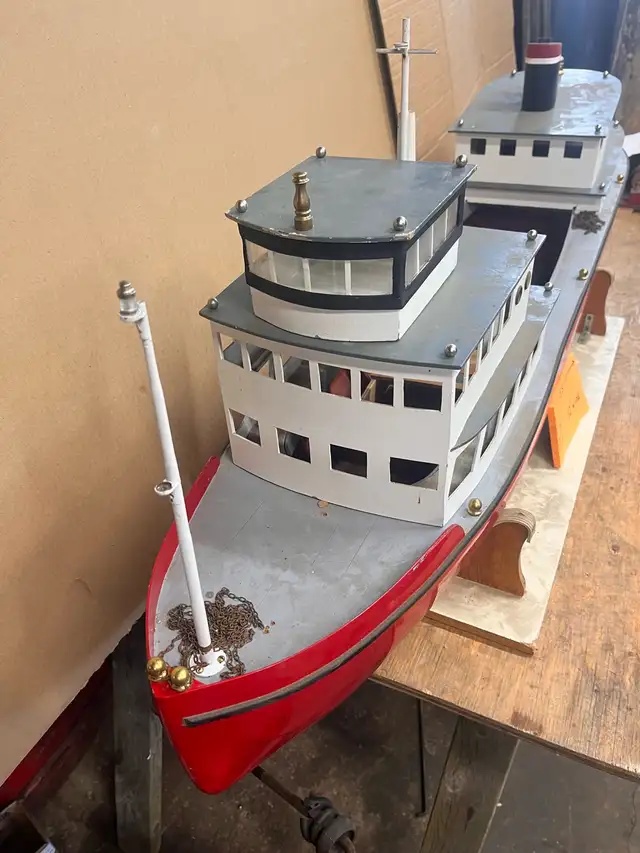 Huge remote controlled 1950s utility river tugboat - Photo 2
