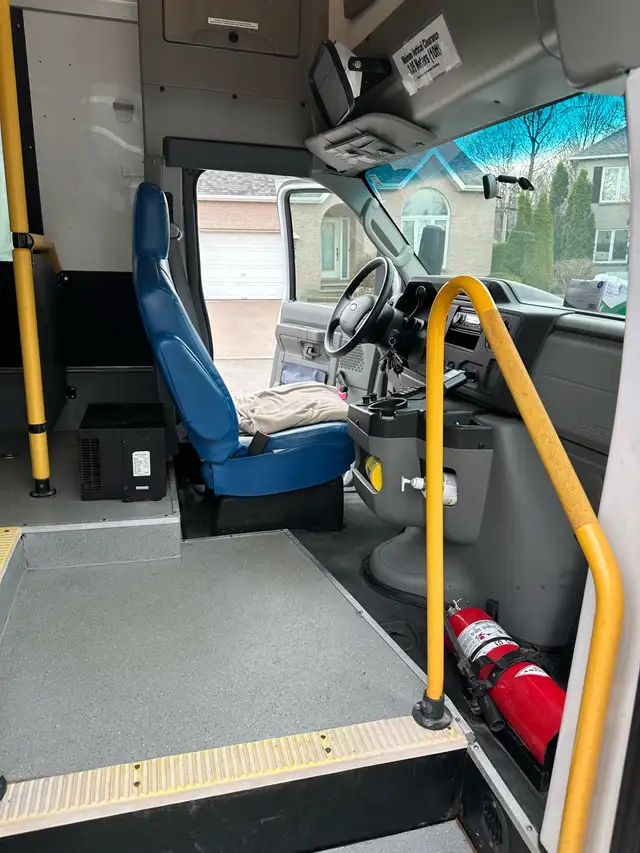 Minibus Ford E-450 • 115 000 km • Prêt à travailler - Photo 6