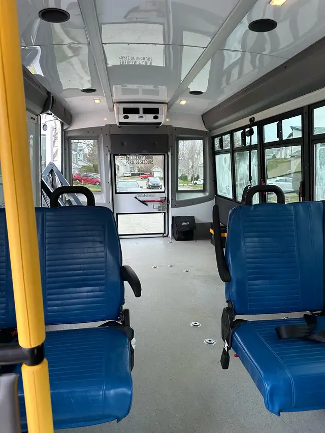 Minibus Ford E-450 • 115 000 km • Prêt à travailler - Photo 7