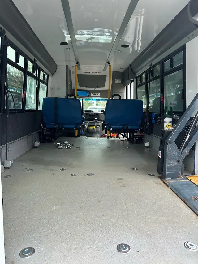 Minibus Ford E-450 • 115 000 km • Prêt à travailler - Photo 9