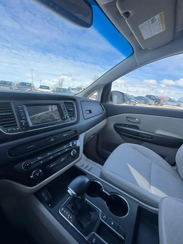 2020 Kia Sedona LX - Photo 11