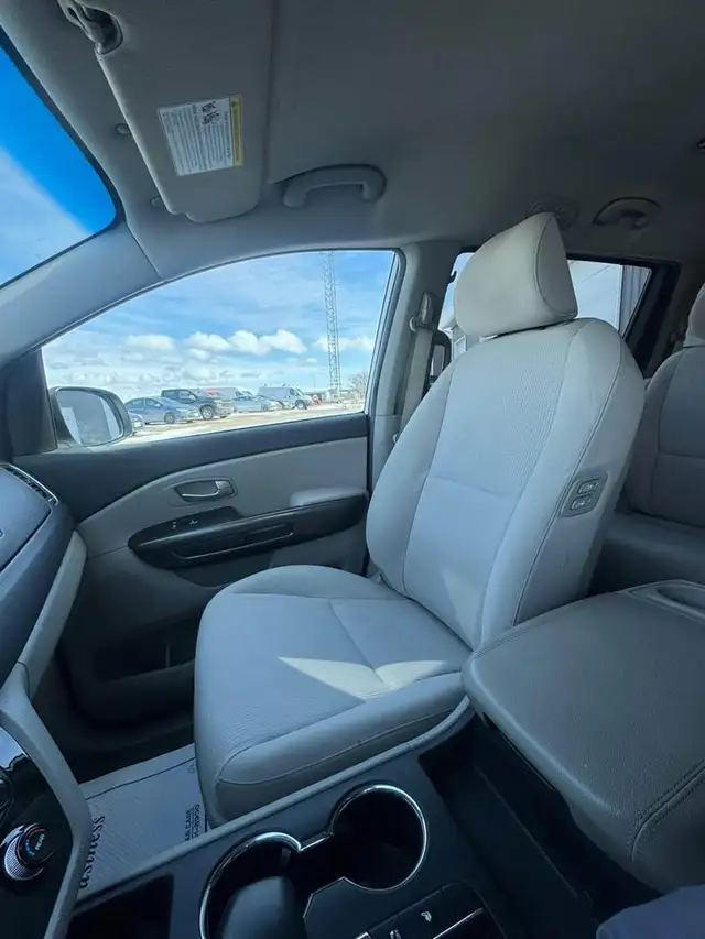 2020 Kia Sedona LX - Photo 12