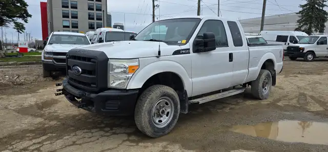 2015 Ford Super Duty F-350 SRW - 4x4 - 4 Doors - Tow Package!