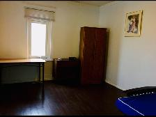 　　Room for rent in Crescent Heights NW