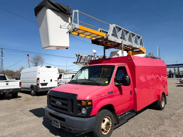 2015 Ford Econoline Commercial Cutaway - Photo 2