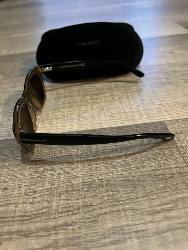 Selling my Tom Ford Winona FT1030 Designer Sunglasses - Photo 4