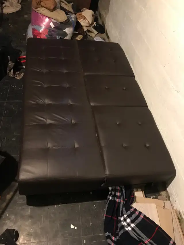 Black leather couch - Photo 2