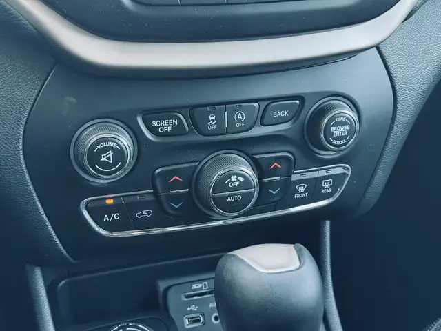 2015 Jeep Cherokee 4WD 4dr Limited - Photo 11