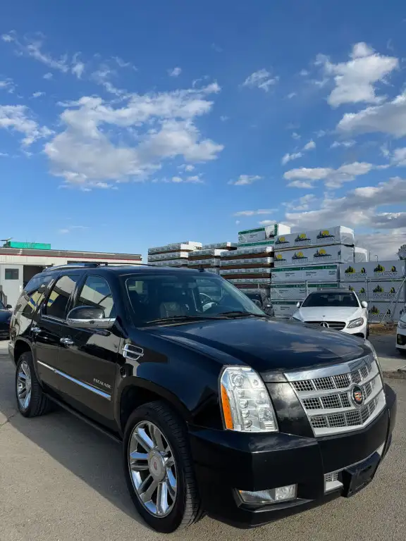 2014 Cadillac Escalade Premium : Low Mileage, No Peropted Accide - Photo 3