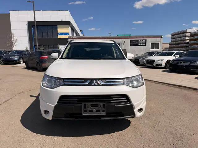 2014 Mitsubishi Outlander GT AWD : Low Mileage, No Reported Acci - Photo 2