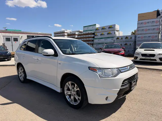 2014 Mitsubishi Outlander GT AWD : Low Mileage, No Reported Acci - Photo 3