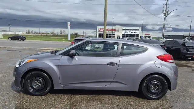 2016 Hyundai Veloster AUTO, 1.6L 4CYL, GREAT ON FUEL, CERTIFIED - Photo 2