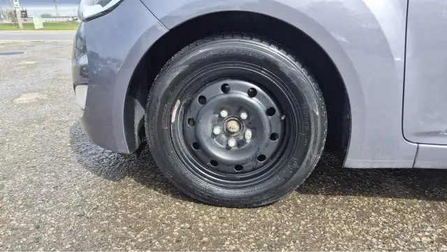 2016 Hyundai Veloster AUTO, 1.6L 4CYL, GREAT ON FUEL, CERTIFIED - Photo 12