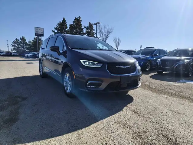 2022 Chrysler Pacifica Touring L V6 AWD | 7 Passenger Seating - Photo 3