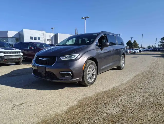2022 Chrysler Pacifica Touring L V6 AWD | 7 Passenger Seating - Photo 4