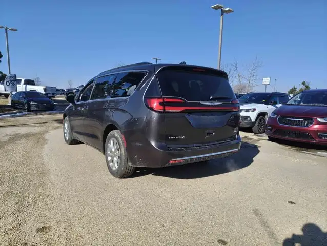 2022 Chrysler Pacifica Touring L V6 AWD | 7 Passenger Seating - Photo 5