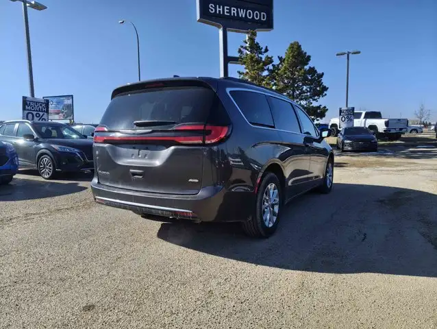 2022 Chrysler Pacifica Touring L V6 AWD | 7 Passenger Seating - Photo 6