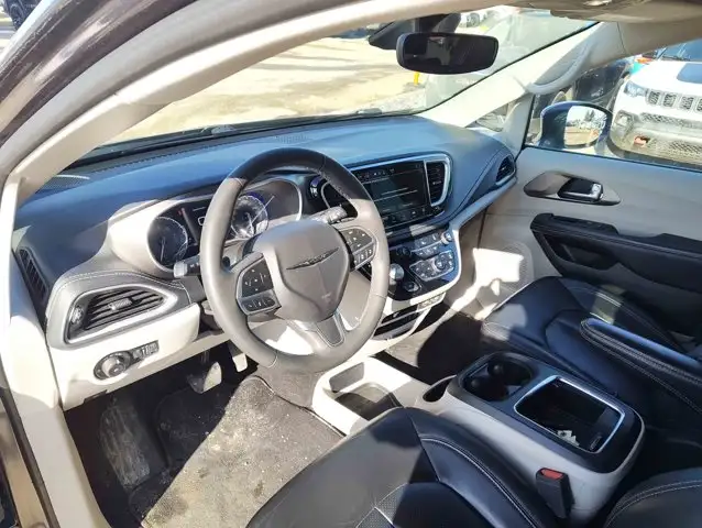 2022 Chrysler Pacifica Touring L V6 AWD | 7 Passenger Seating - Photo 7