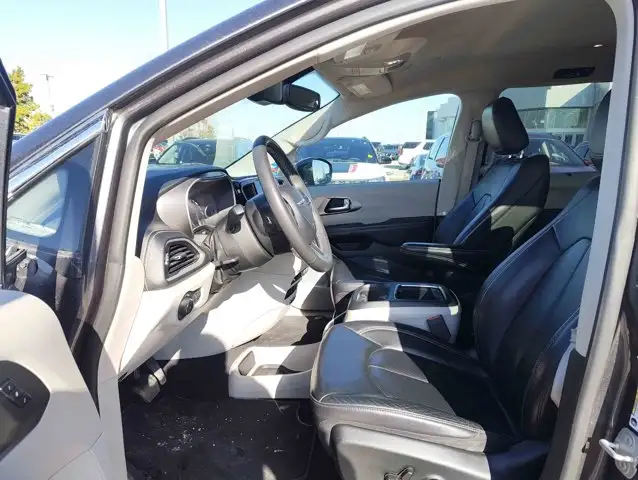 2022 Chrysler Pacifica Touring L V6 AWD | 7 Passenger Seating - Photo 8