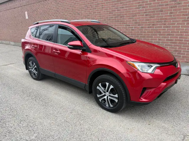 2017 Toyota RAV4 LE - Photo 3